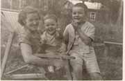 1950-е, начало. Абрамцево. Вадим с матерью Ириной Оттовной и младшим братом Мишей.