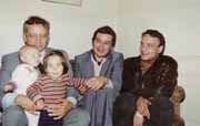 1977. Париж. В.Максимов с дочерьми, Вадим и В.Буковский.